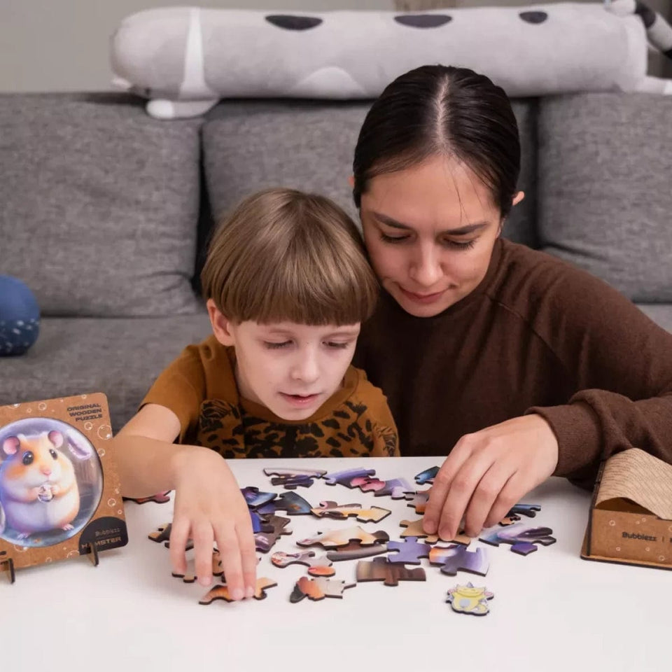Hamster Bubblezz Bubblezz wooden puzzle — in use with hands assembling